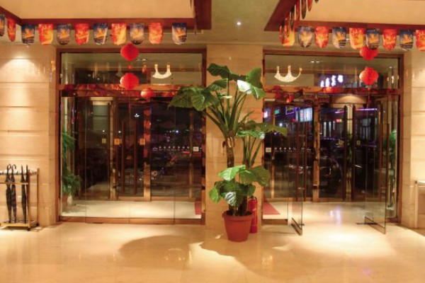 走进山城，体验重庆熊按摩，按摩师都是大块头哦！